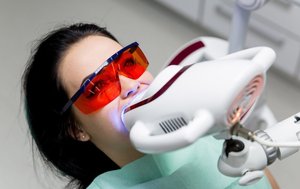 Должен ли стоматолог контролировать отбеливание зубов?